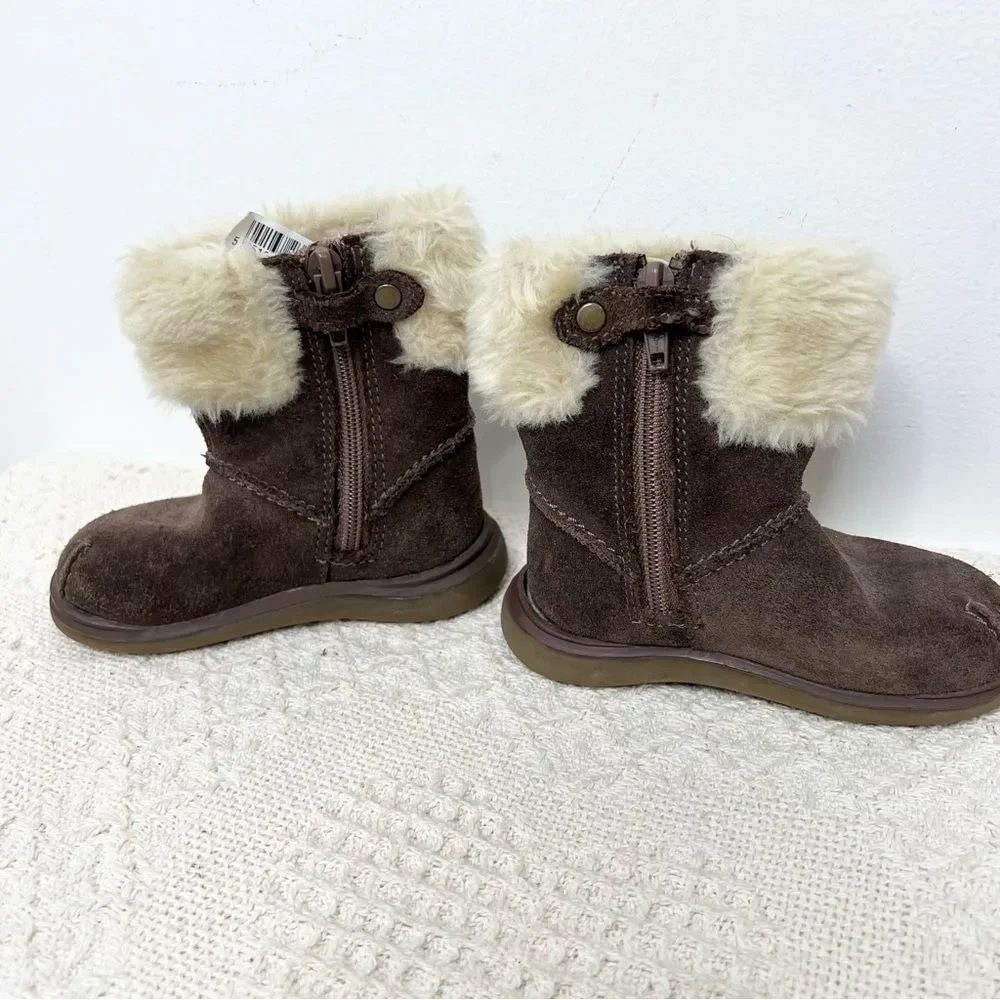 Clarks First Shoes Toddler Baby Girl Boots Snuggle Fun Walnut Suede Faux Fur